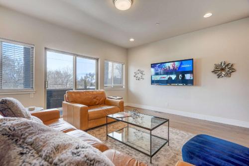 The Chestnut Downtown Rooftop Deck w Firepit