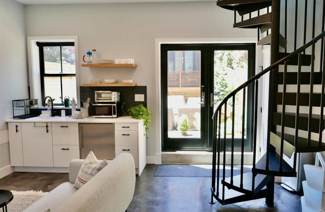 The Chic Carriage house in Shaw! Sleeps 2