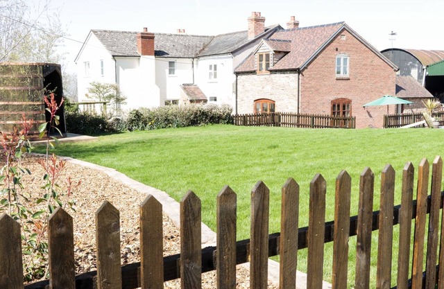 THE CIDER HOUSE, pet friendly, with a garden in Leominster