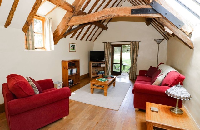 THE CIDER LOFT, pet friendly in Whitchurch, Herefordshire