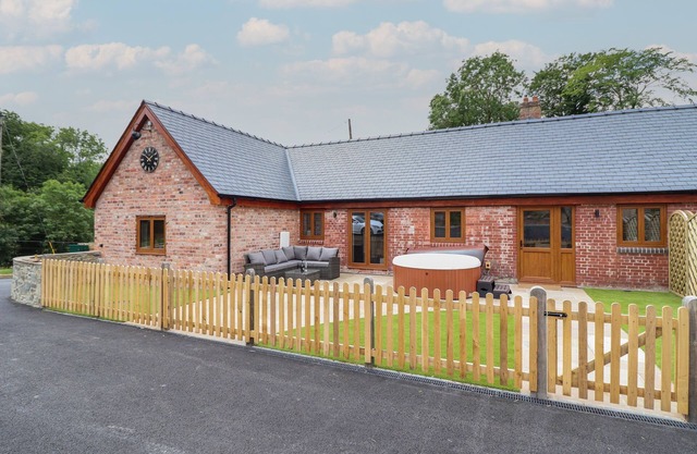 THE CLOCKHOUSE, pet friendly, character holiday cottage in Montgomery