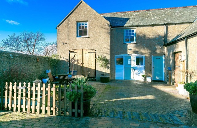 The Coach House - a dog that sleeps 4 guests in 2 bedrooms