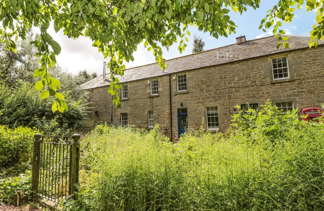 THE COACH HOUSE, character holiday cottage in Chirnside