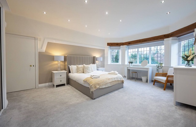 The Coach House- Grade II Listed, sleeps 14