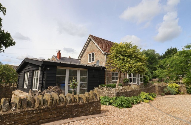 THE COACH HOUSE, pet friendly, with pool in Ross-On-Wye