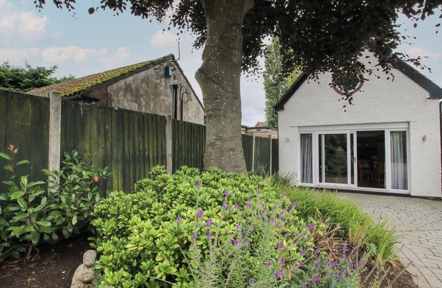 THE COACH HOUSE, pet friendly, with a garden in Baldwin's Gate
