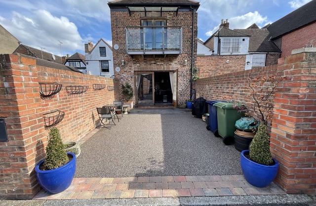 THE COACH HOUSE, pet friendly, with a garden in Tewkesbury