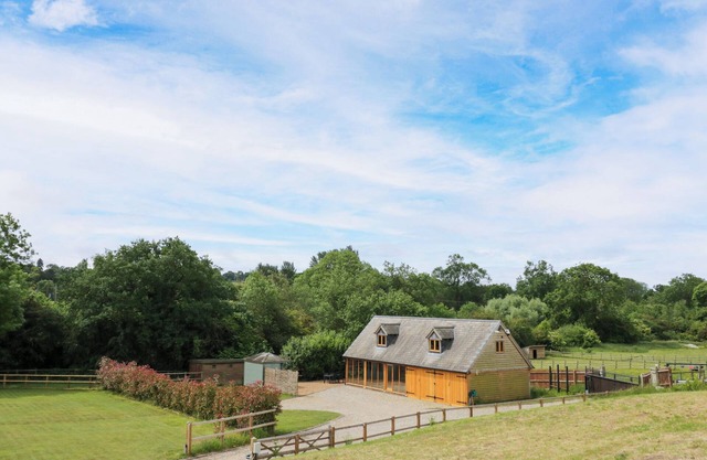 THE COACH HOUSE, romantic, with open fire in Chacombe