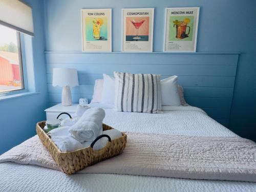 The Cocktail Cabin! 2 Miles to Cedar Point