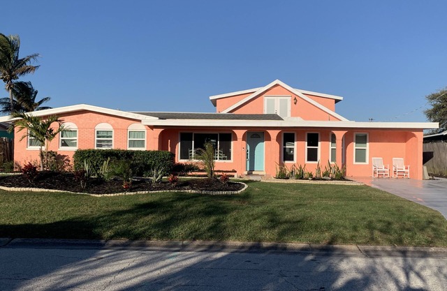 The Coral Beach House on Canal- Walk to Beach!