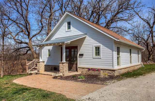 The Corn Crib Is A Fully Furnished Rental Cabin In The City, With A Country View