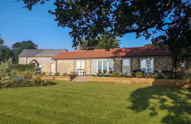 THE COSY COWSHED, pet friendly, character holiday cottage in Dalwood