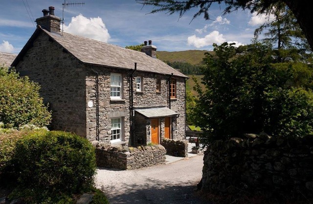 THE COSY PEACOCK, pet friendly, with open fire in Troutbeck