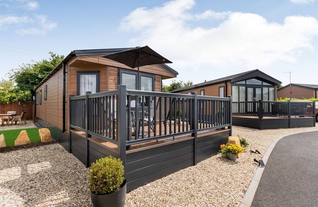 THE COTSWOLD HOLIDAY LODGE, family friendly, with a garden in Evesham