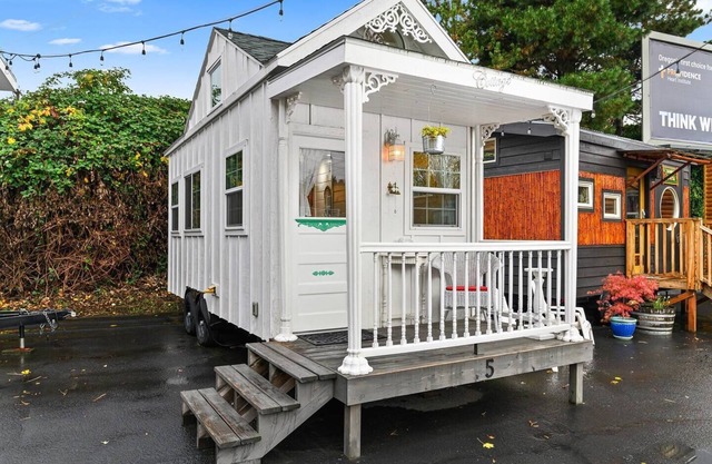 The Cottage - Custom Tiny Home w/Victorian Vibe