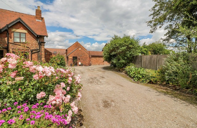 THE COTTAGE, family friendly, with open fire in Ilkeston