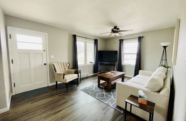 The Cottage on Lowell, Near I-229, Sleeps 6, Dog Friendly