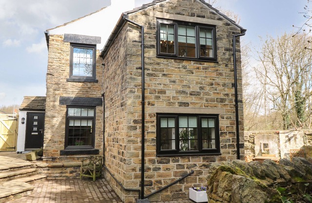 THE COTTAGE, pet friendly, character holiday cottage in Silkstone