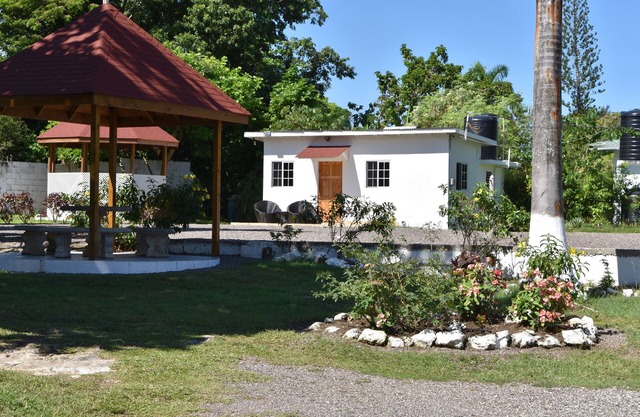 The Cottage very comfortable, relaxing also secure, 5 minutes walk from beach
