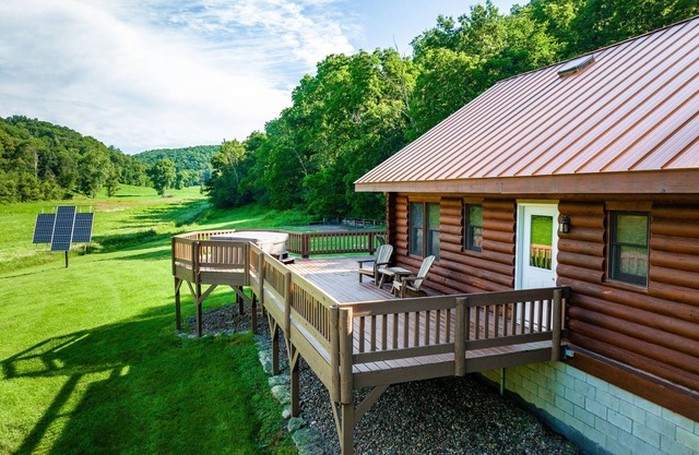 The Cotton Wood lodge- Romantic, Secluded on Stream in the Driftless- Hot Tub