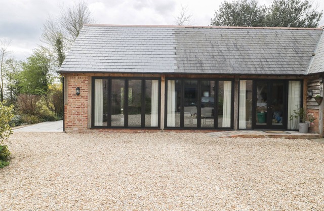 THE COURTYARD - HILLTOP BARN, family friendly in Wareham