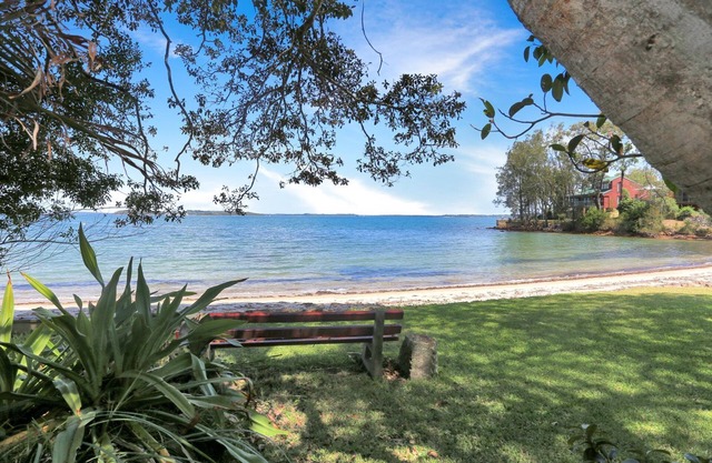 The Cove Cottage - Waterfront Hideaway in North Arm Cove