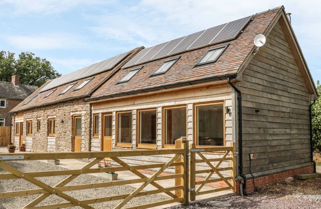 THE COW BYRE, HEATH FARM, family friendly, with open fire in Ludlow