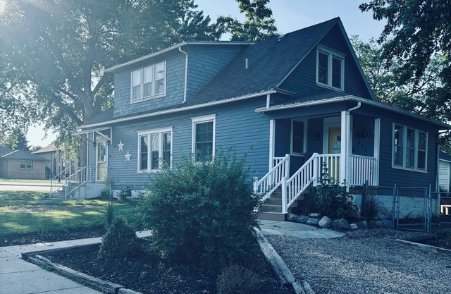 The Cozy Cottage in Crofton,NE 3+ bed, 1.5 bath has everything you need