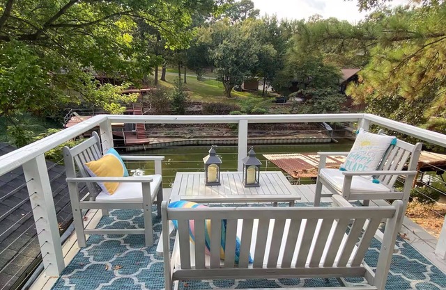 The Cozy Cove at Cedar Creek Lake: Kayaks, Dock, Kids & Dog Friendly!
