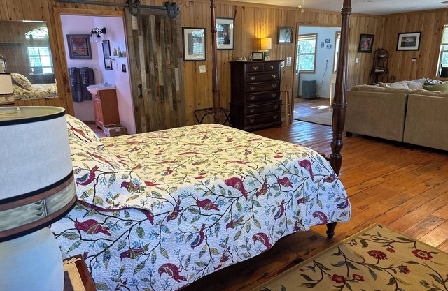 The Cozy Cute Rustic Lodge close to everything. Clean & Spacious- Fire Pit.