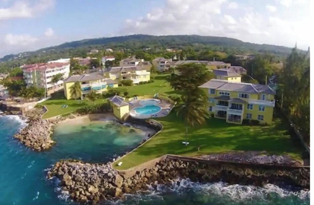 THE COZY HOUSE TWO, 3 BEDROOM BEACH FRONT