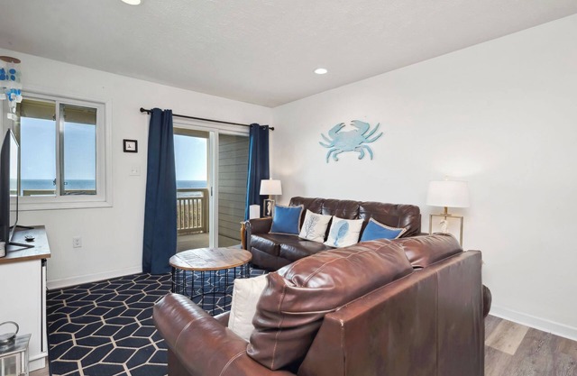 The Crab Lab: Caswell Beach Condo with Oceanfront Pool