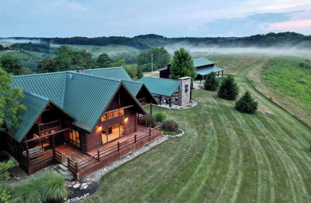 The Crest Lodge - Cabin w/Hot Tub - Game, Bar & Theatre Rooms