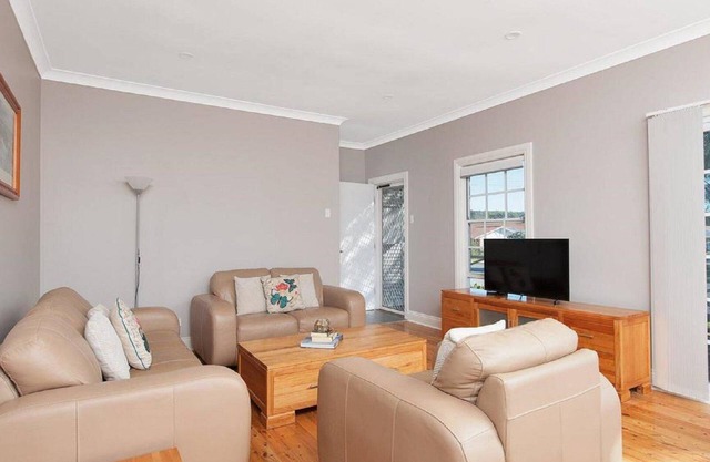 The Croft, 11 Boulder Bay Rd - Cosy Beach House with Aircon & only 270m to the Beach
