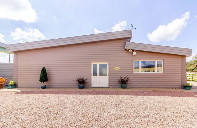 THE CROFT, pet friendly, with hot tub in Leigh Sinton