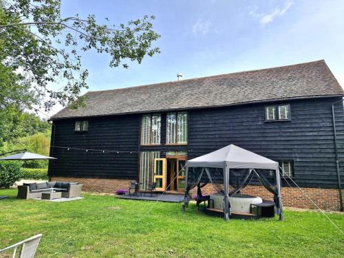 The Dairy Cottage with hot tub & pizza oven