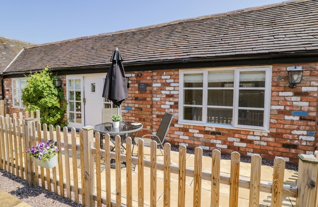THE DAIRY, pet friendly, character holiday cottage in Market Bosworth