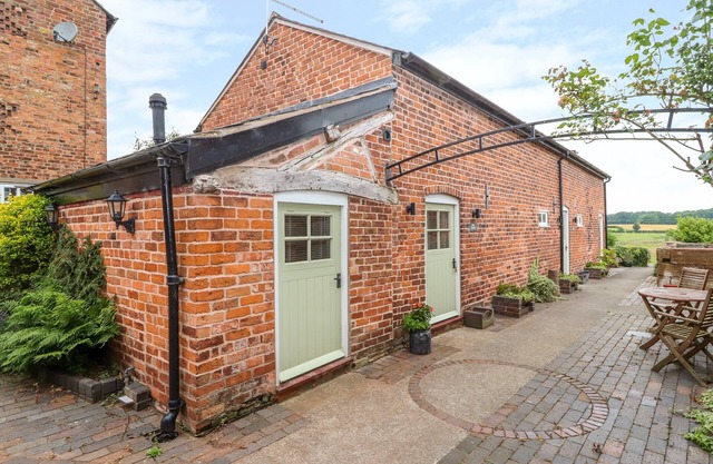THE DAIRY, romantic, character holiday cottage in Tarporley