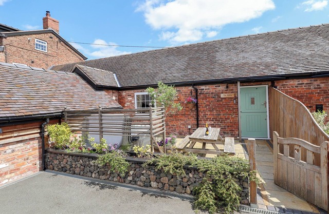 THE DAIRY, romantic, with hot tub in Chester