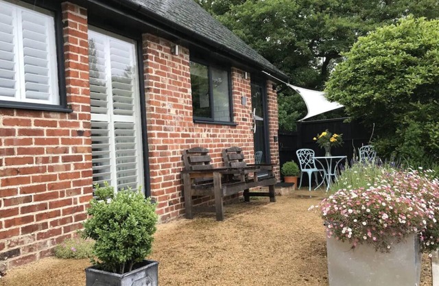 The Dairy - Spectacular views, country walks, cozy nights, pet friendly.
