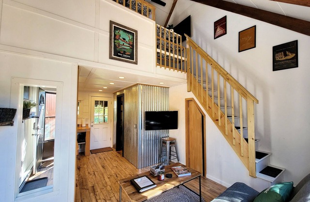 The Davis Loft - Perfect Location