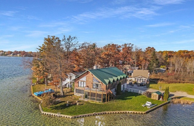 The Derby Lodge - Lake living at its finest!
