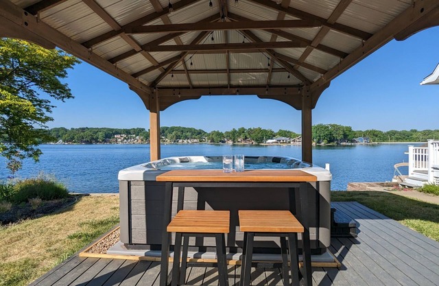 The Docks @ Waterside - Hot Tub - On The Lake!