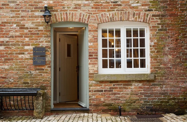 THE DOVECOTE, family friendly, character holiday cottage in Hopton