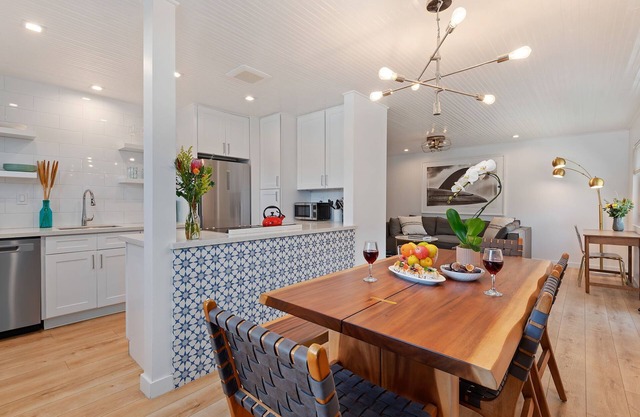 The Dream of Carp! 2BD 1BA, 2 Blocks to Beach, Walk Everywhere!