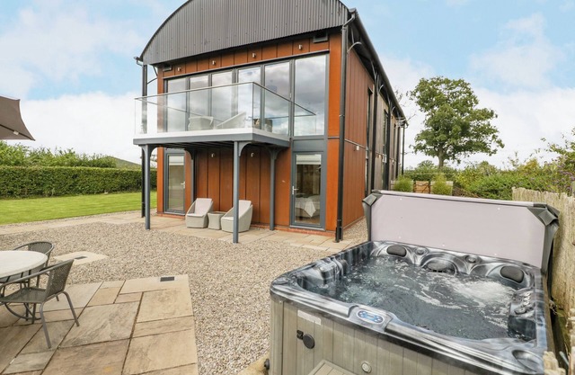 THE DUTCH BARN, luxury holiday cottage, with hot tub in Leominster