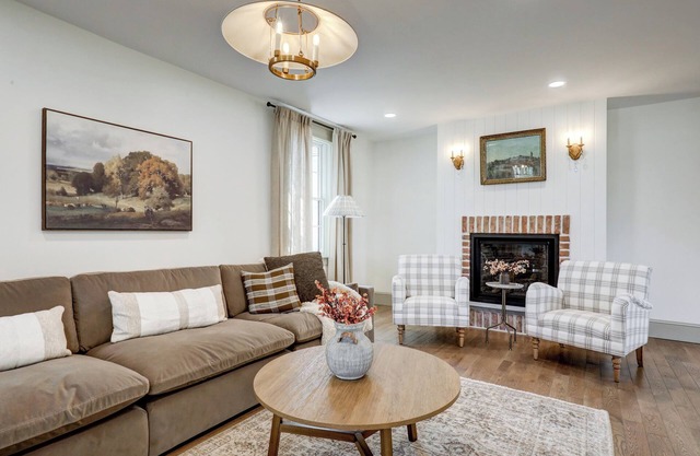 The Eby Farm/Newly renovated, Modern, Peaceful 5 bedroom & 5 bath/Hot Tub