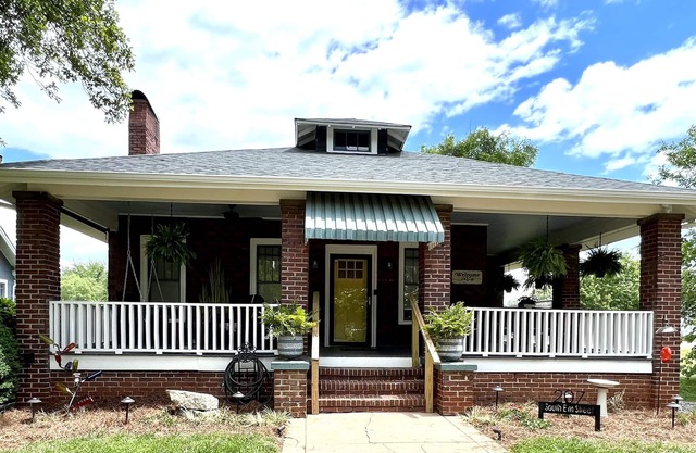 The Elm: 1923 Bungalow - Historic Downtown District