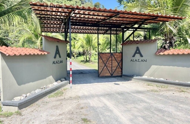 The Emerald Haven Retreat‑style 1BR in Puntarenas – AC + Jungle Views