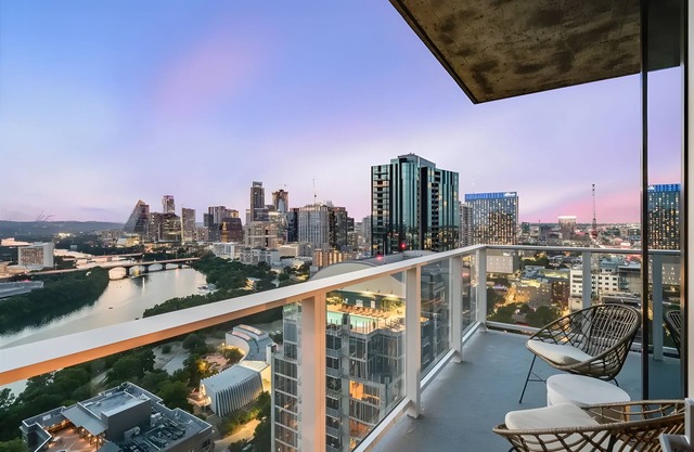 The Emma Penthouse | Rooftop Pool & Gym | 1 Block to Rainey Street | AvantStay